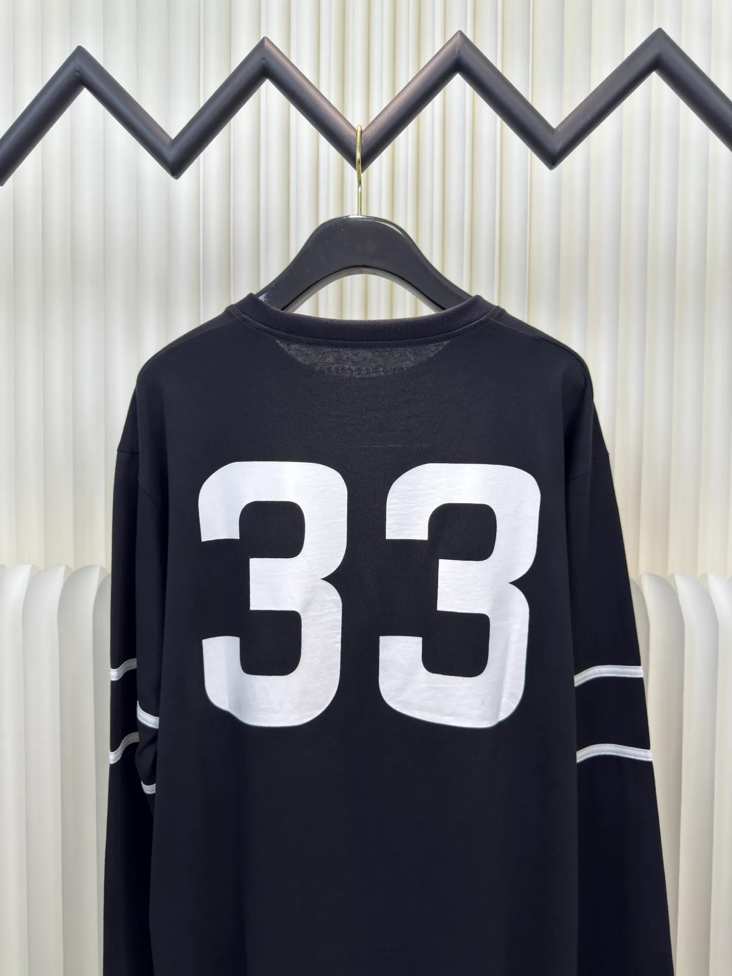 P290 Chrome Hear printed spliced ​​long sleeves. The fabric is made of 26-woven 200g cotton. Splicing design. The printing is glue printing. Customized accessories. Size S M L